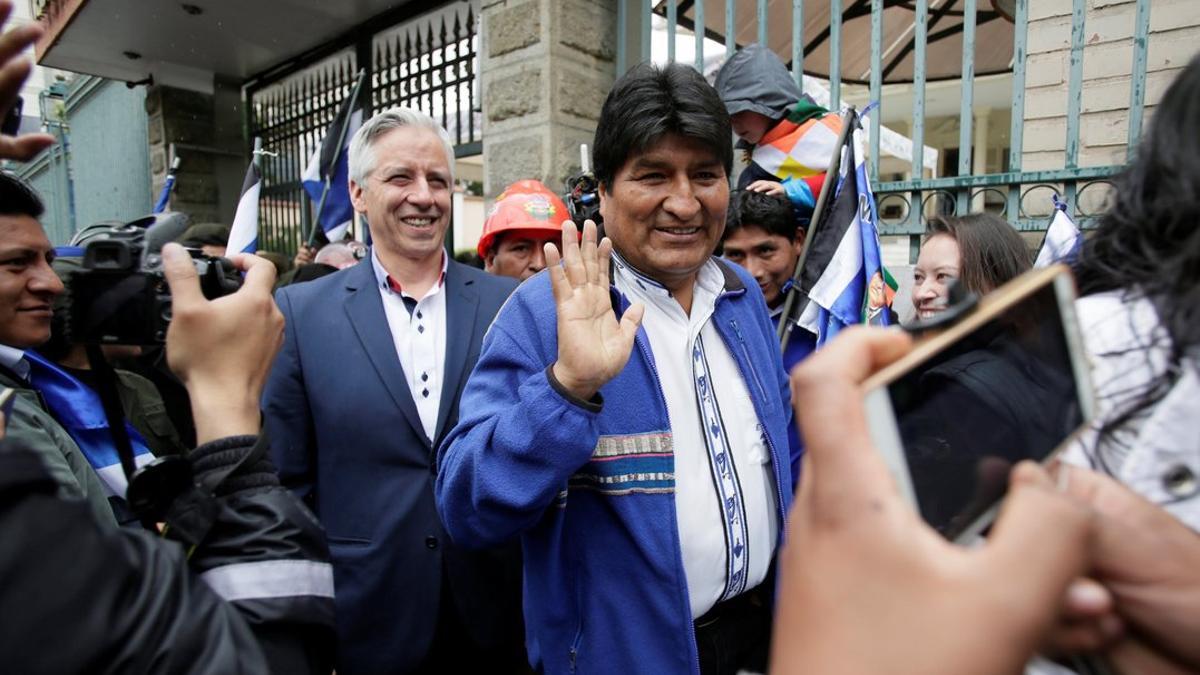 El presidente y vicepresidente de Bolívia se registran como candidatos en las primarias de Bolivia.