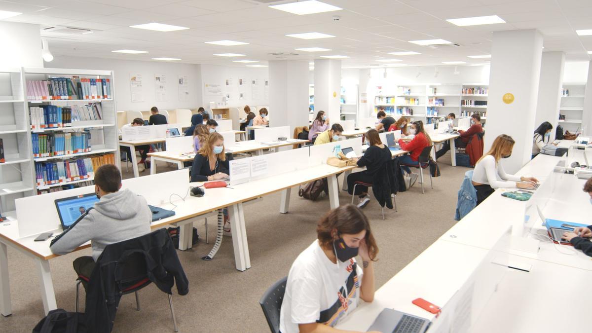 Alumnos estudiando en la biblioteca de la Universidad Europea de Valencia