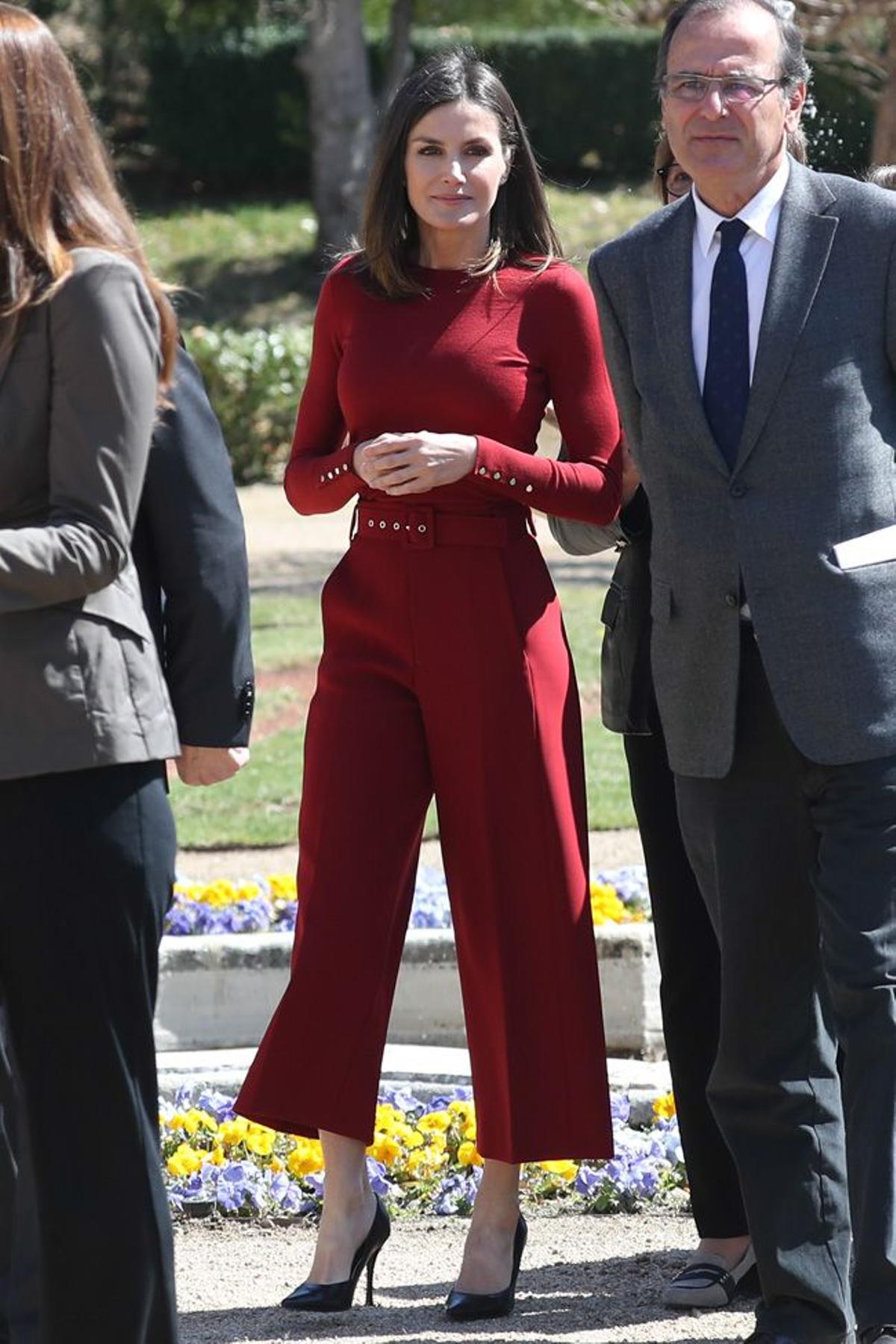 El look de Letizia Ortiz con pantalón &quot;culotte&quot; y jersey de Hugo Boss en color rojo, y zapatos de Magrit junto a Felipe VI