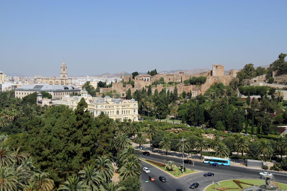 Apartamentos Maestranza La terraza de estos apartamentos de la Malagueta nos desvelan una Málaga de postal, con la nueva zona del Palmeral de las Sorpresas, el Parque, la Alcazaba...