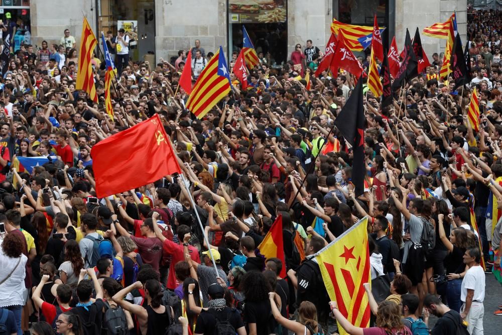 Cientos de estudiantes protestan en Barcelona ...