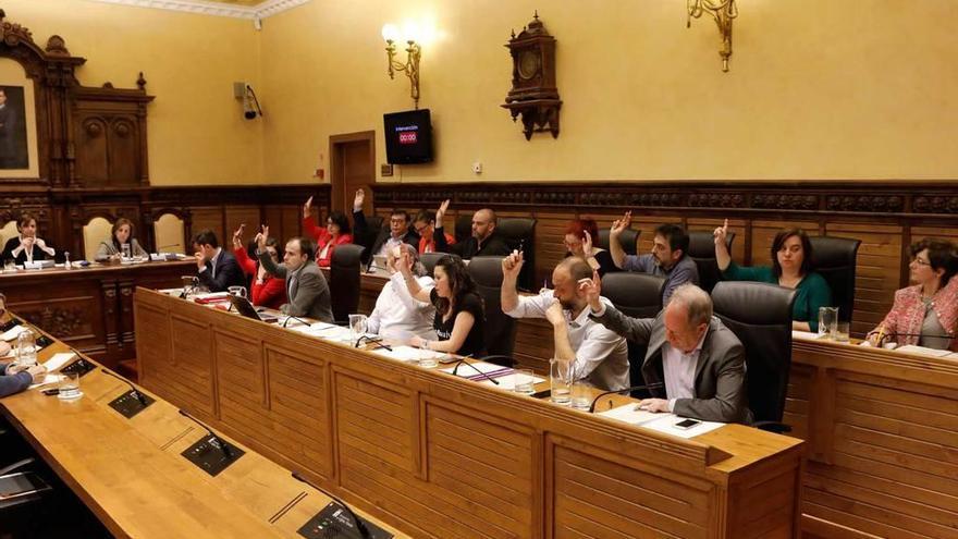 Carmen Moriyón -al fondo, a la izquierda- observa la votación conjunta de los ediles del PSOE, Xixón Sí Puede e IU contra la modificación del presupuesto municipal.