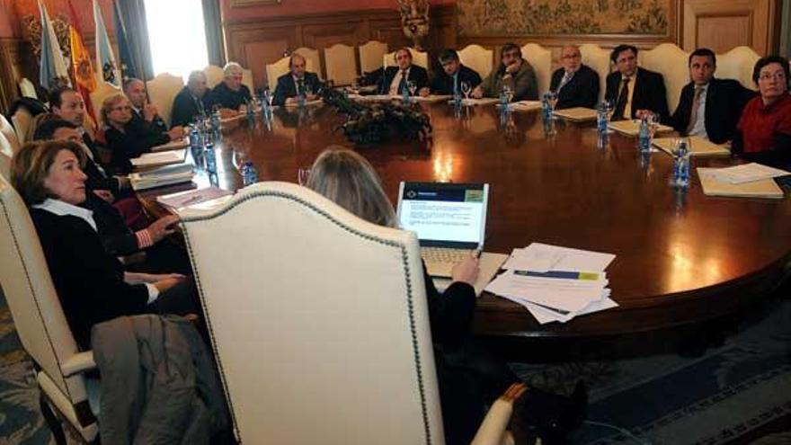 Los representantes de una veintena de asociaciones del sector turístico mantuvieron ayer una larga reunión de trabajo con el presidente de la Diputación de Pontevedra.