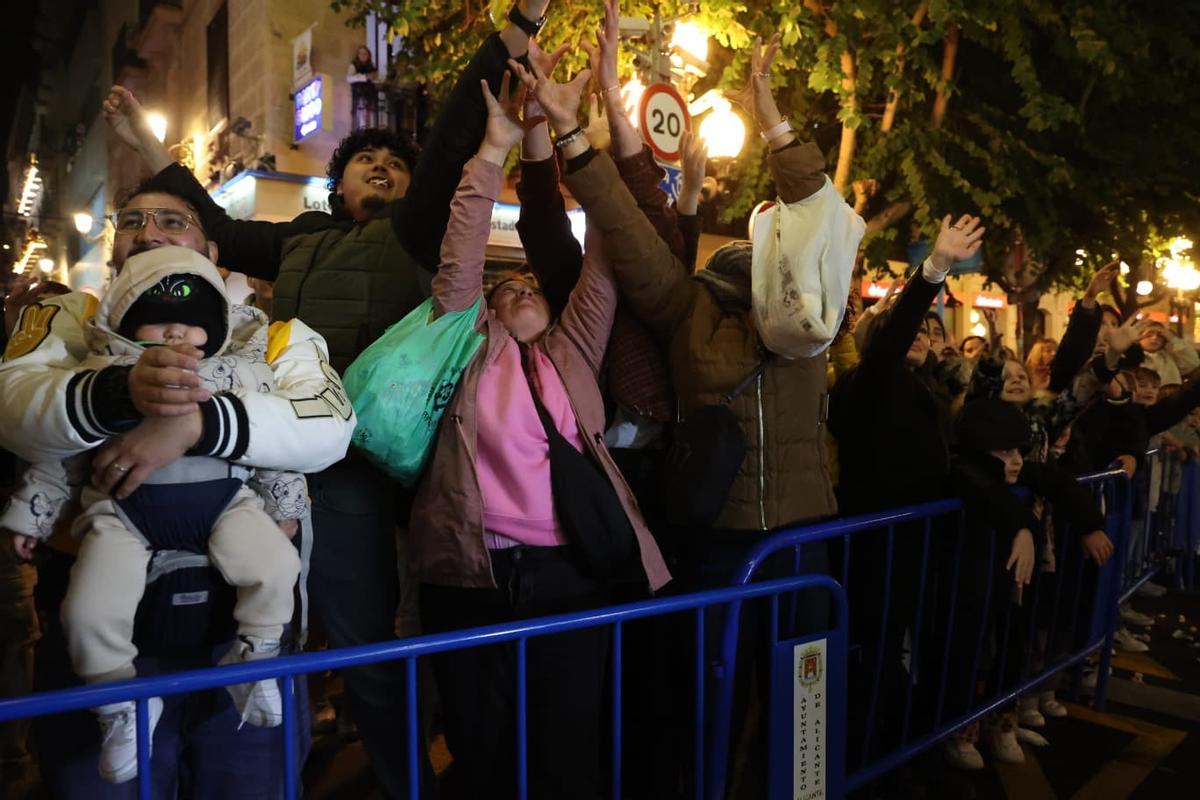 Alicante desafía las bajas temperaturas para ver la Cabalgata de Reyes Magos