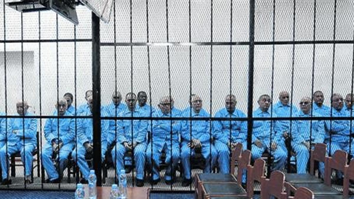 Varios de la treintena de altos dirigentes del exrégimen libio de Gadafi, en el primer día de juicio en Trípoli, ayer.