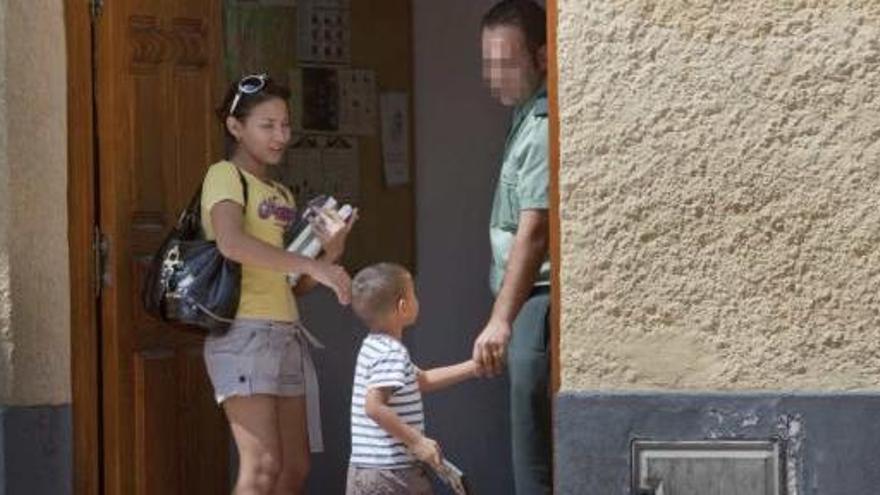 El niño se despide de un agente al salir con su madre del cuartel de San Vicente.