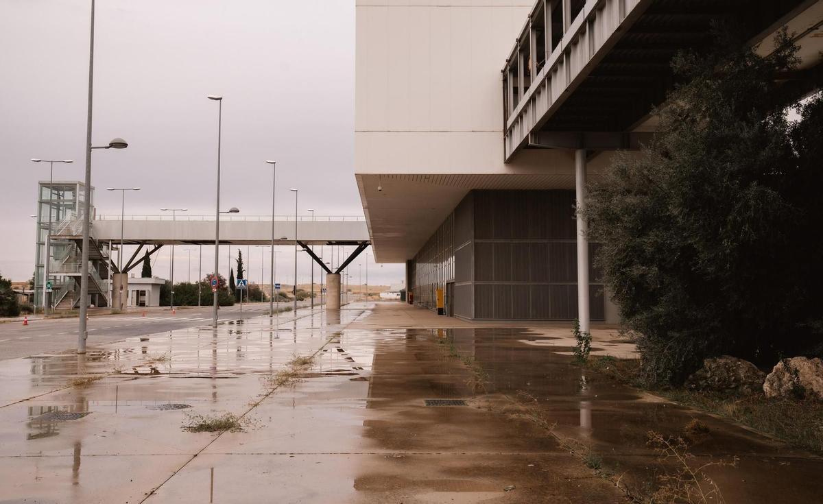 Vista del edificio prioncipal del aeropuerto de Ciudad Real, al que el Gobierno podría dar un uso como centro temporal de acogida de inmigrantes. /