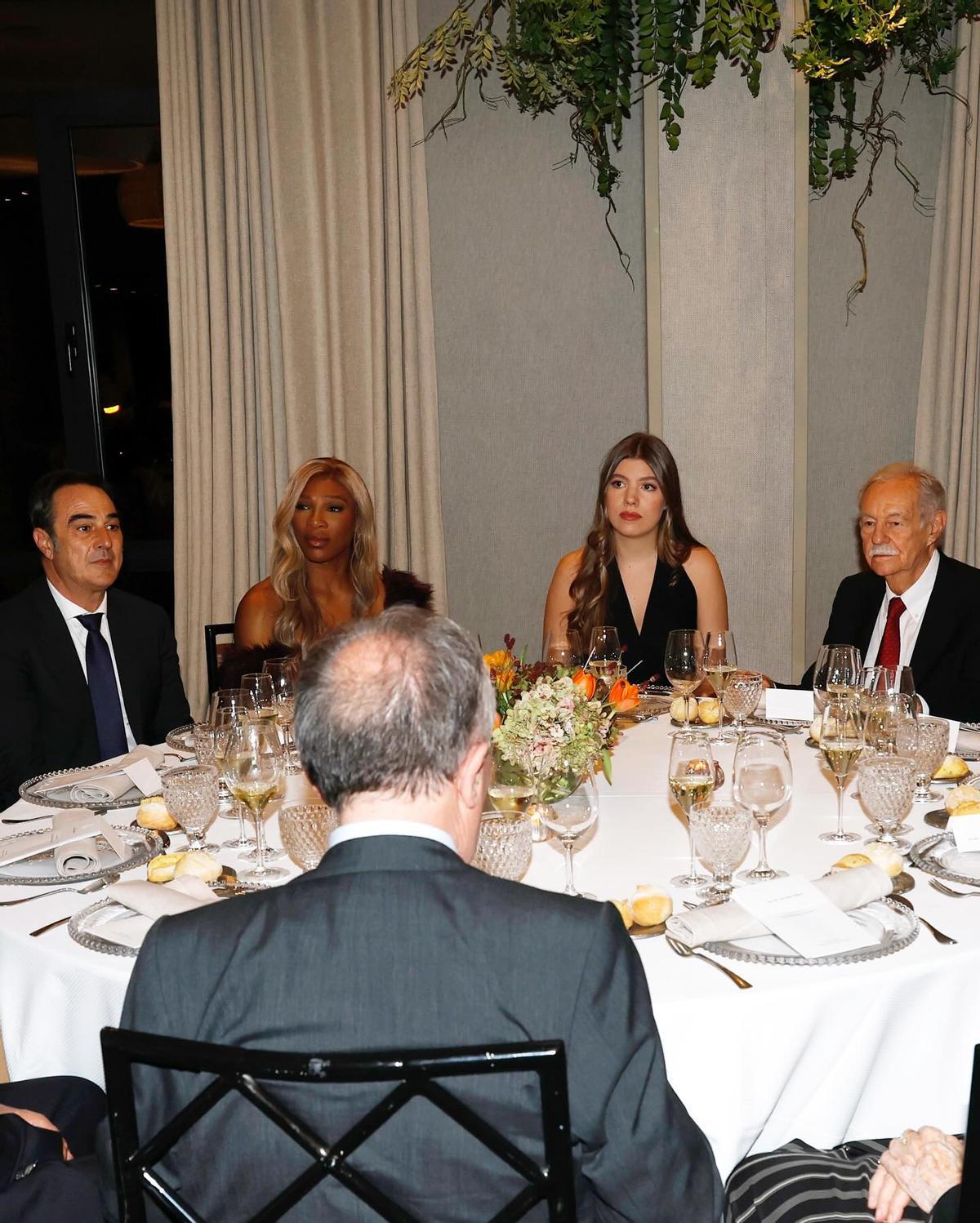 Cena durante los premios "Princesa" de Sofía de Borbón junto a Serena Williams y Eduardo Mendoza, entre otros.
