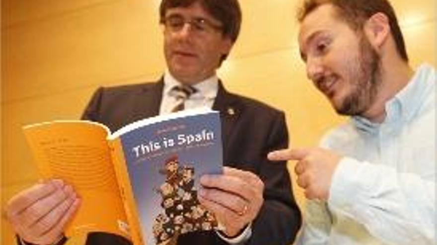 Carles Puigdemont i Joan Guirado durant la presentació del llibre.