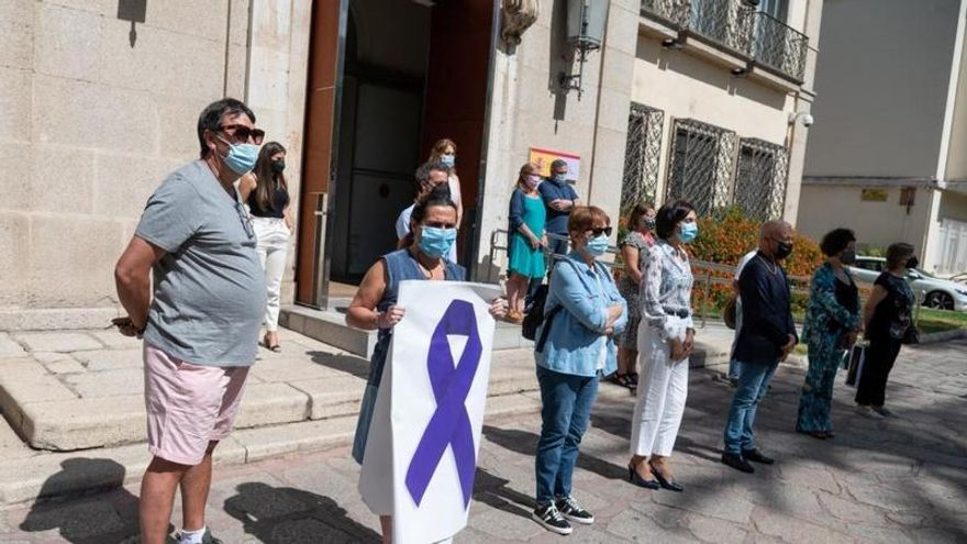 Minuto de silencio por asesinatos machistas