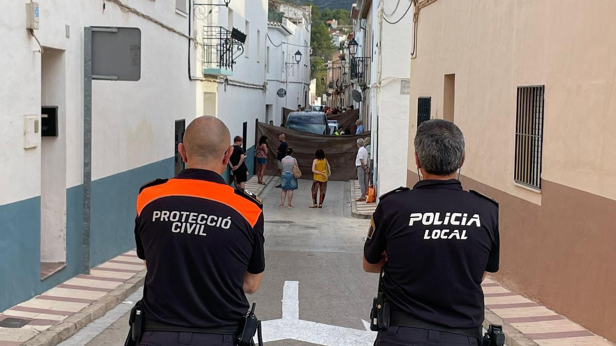 El tramo de calle donde ha ocurrido el asesinato está vallado a la espera del levantamiento del cadáver