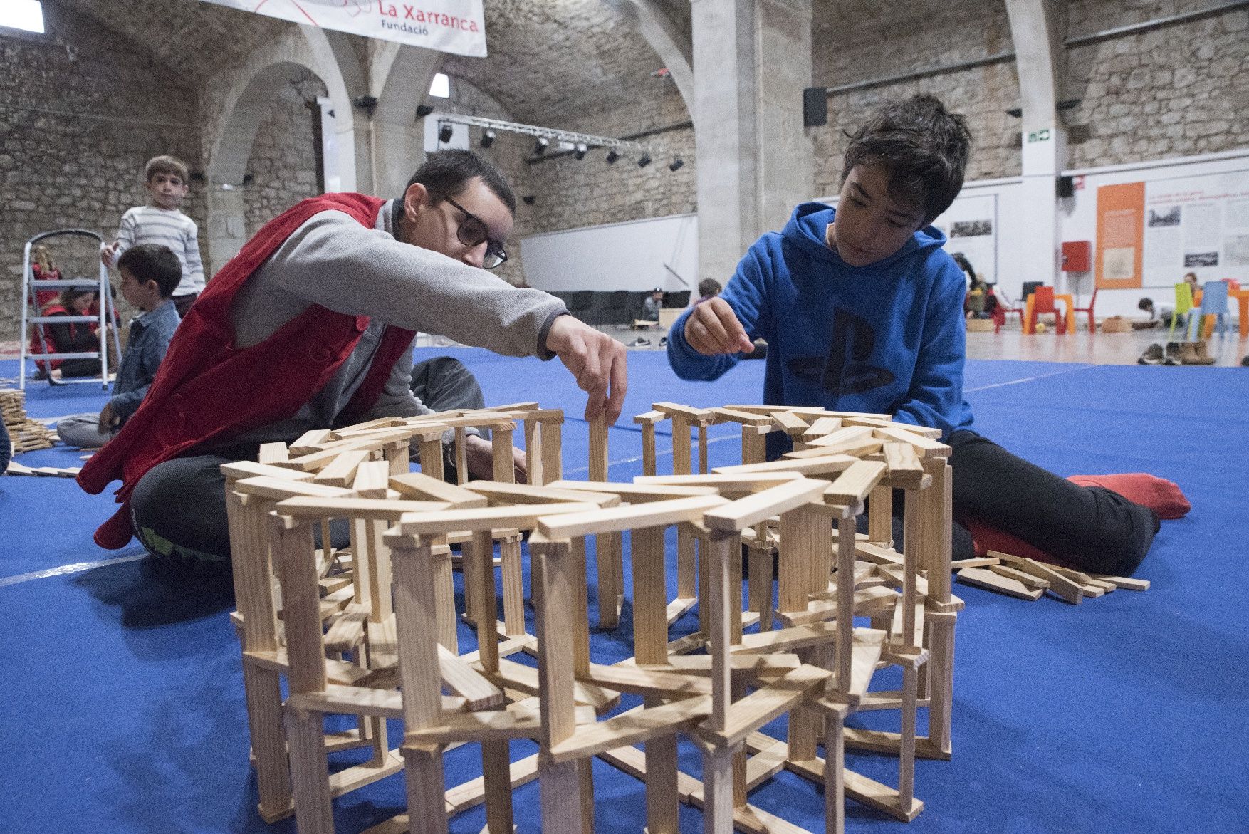 Les imatges del primer dia de l'activitat Kapla al Museu de l'Aigua i el Tèxtil