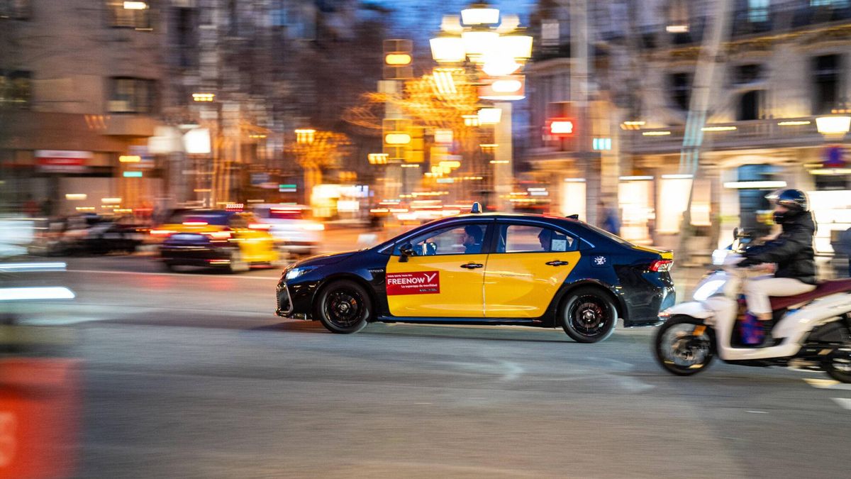 La policía investiga al taxista viral que puso en riesgo a un motorista en Barcelona