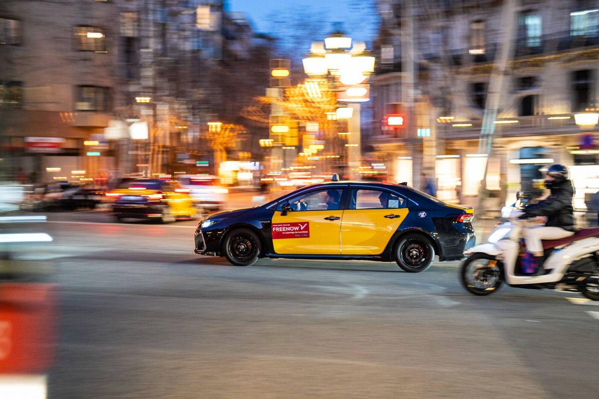 La policia investiga el taxista viral que va posar en risc un motorista a Barcelona La policia investiga el taxista viral que va posar en risc un motorista a Barcelona