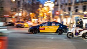 La policia investiga el taxista viral que va posar en risc un motorista a Barcelona