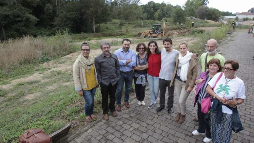 Vecinos y miembros del gobierno municipal celebraron ayer el sellado de la escombrera. // Jose Lores