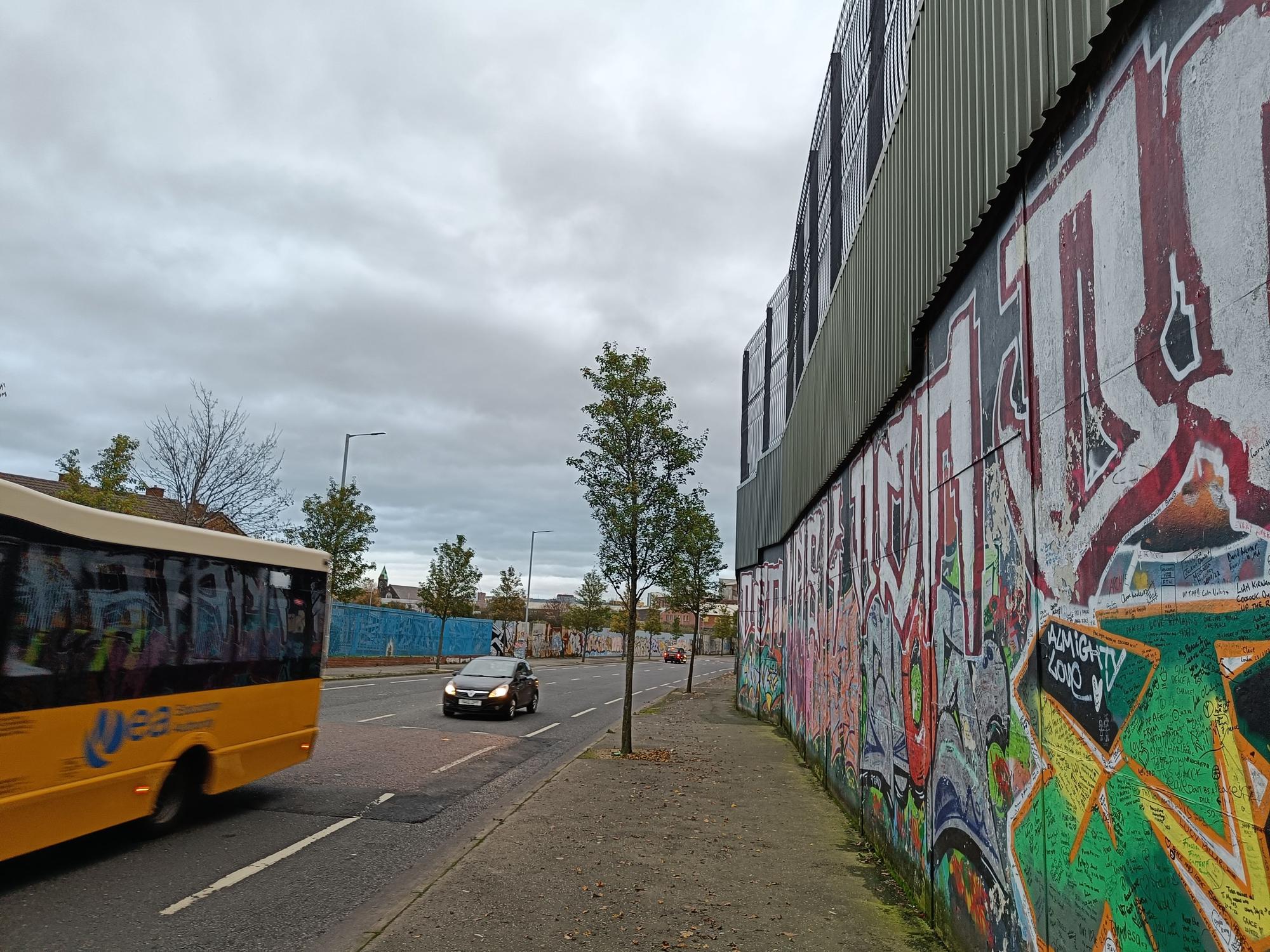 En imágenes: Música, comida y fiesta para derribar el muro de Belfast