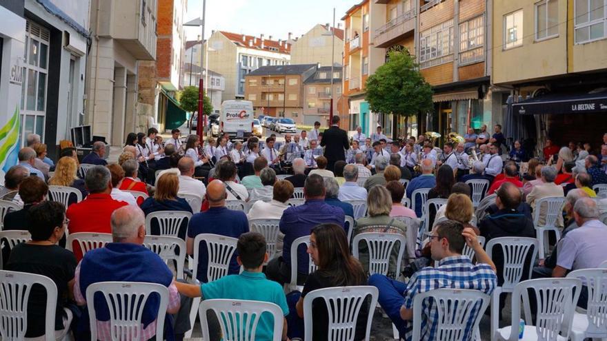 La Banda de Muimenta tocó en la calle Rosalía de Castro