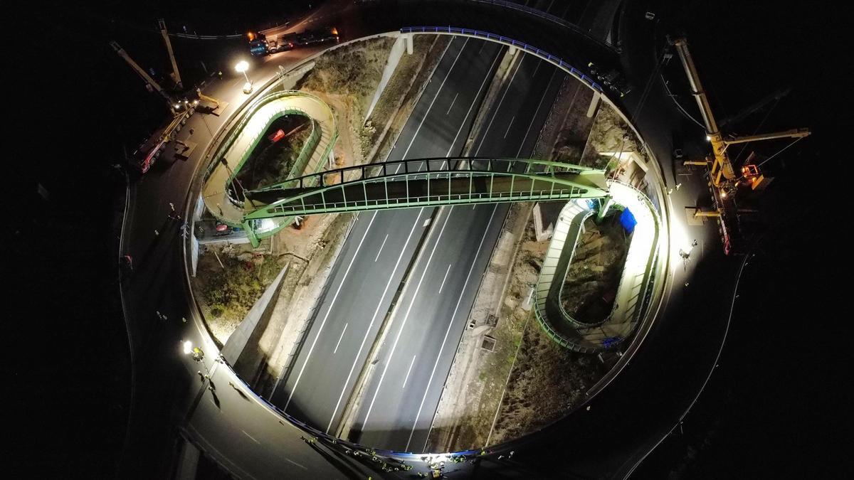 Vista aérea de la pasarela durante los trabajos de instalación sobre la A-38.