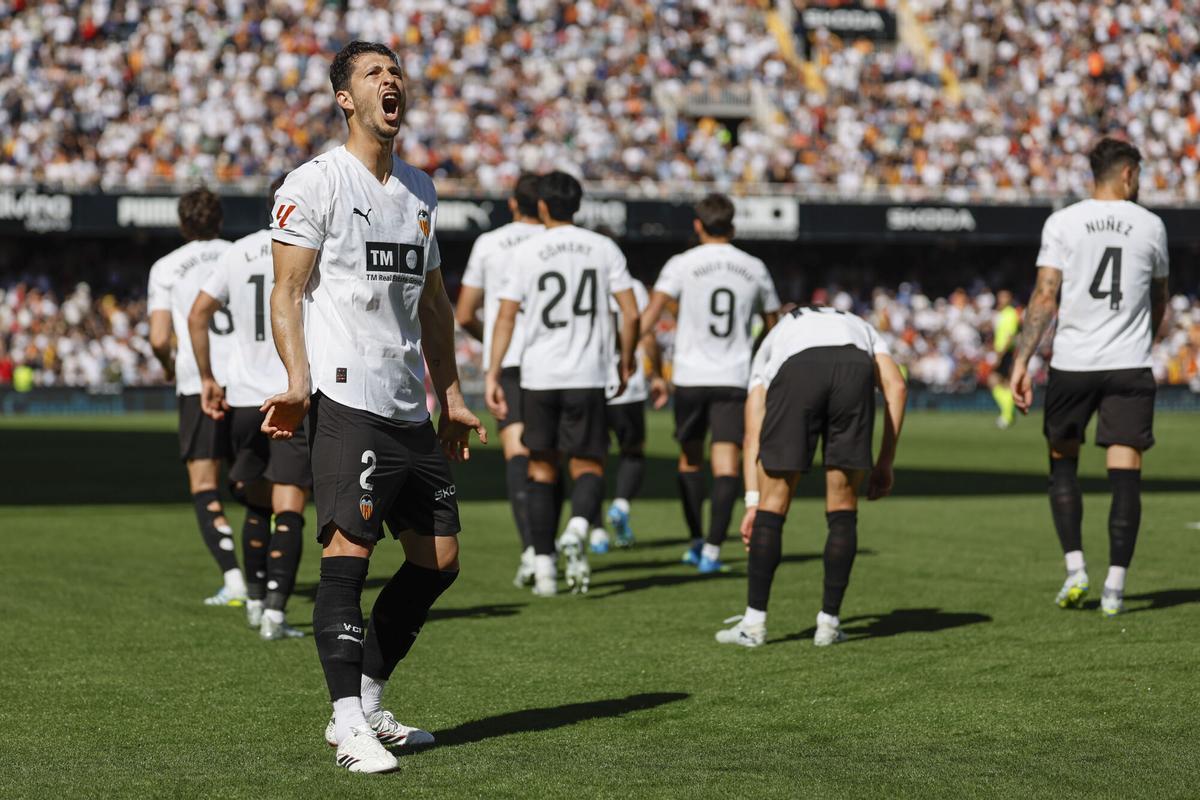 El centrocampista del Valencia Guido Rodríguez celebra tras marcar el 1-0 durante el partido de la jornada 30 de LaLiga EA Sports entre Valencia CF y Celta de Vigo, este domingo en el estadio de Mestalla, en Valencia. EFE/ Ana Escobar. (Valencia) (Celta)