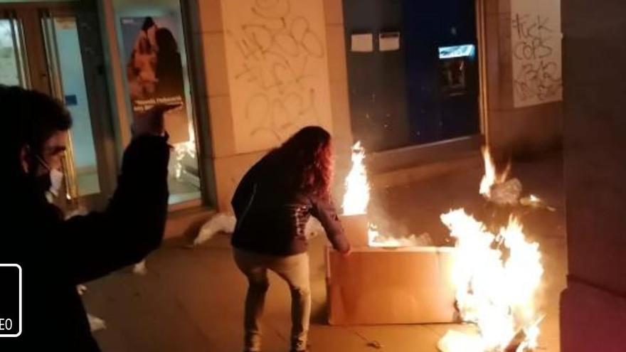 Vídeo: Manifestants assalten diverses entitats bancàries a Girona