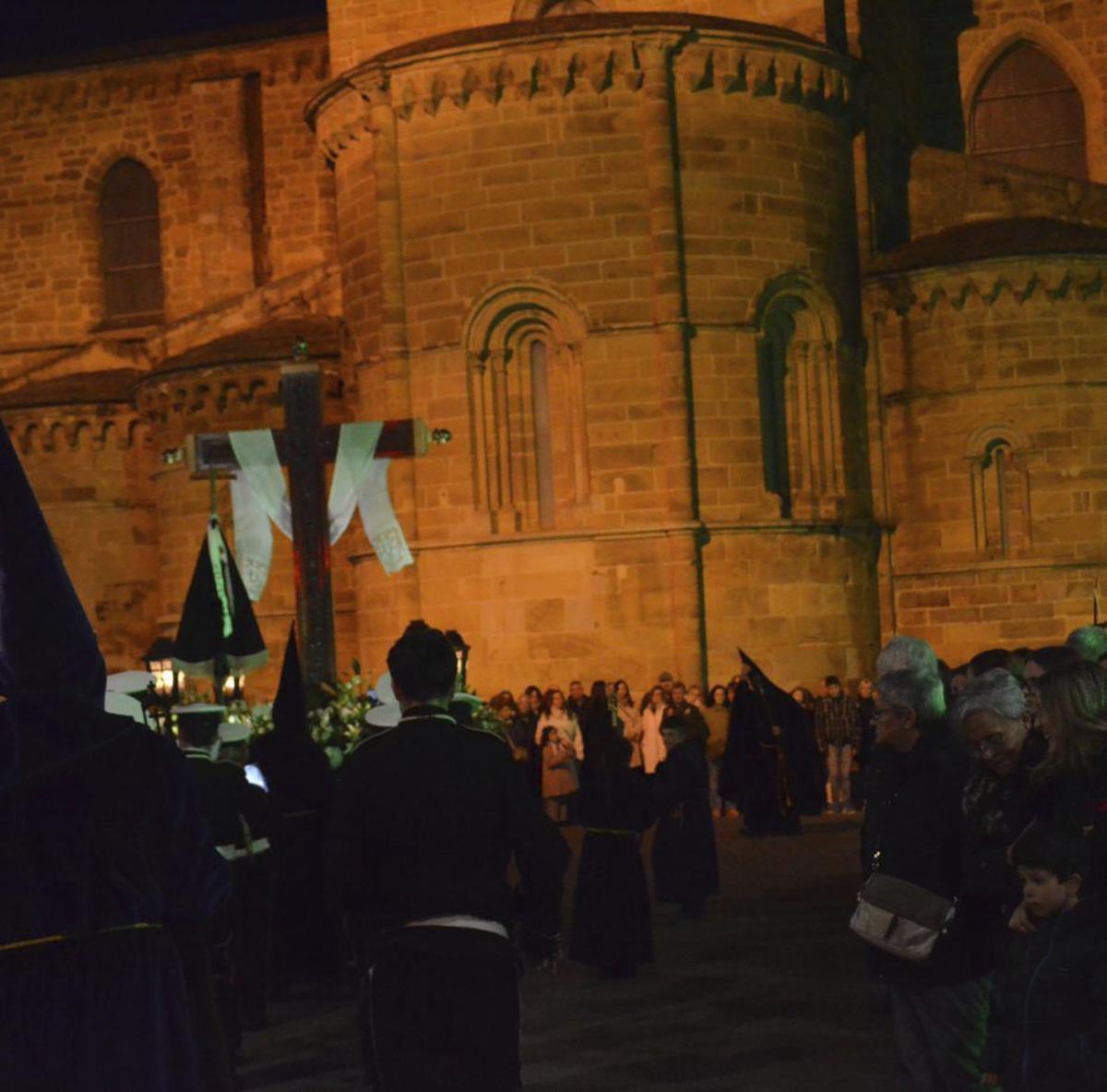 El paso de la Cruz a su llegada a Santa María. | E. P.