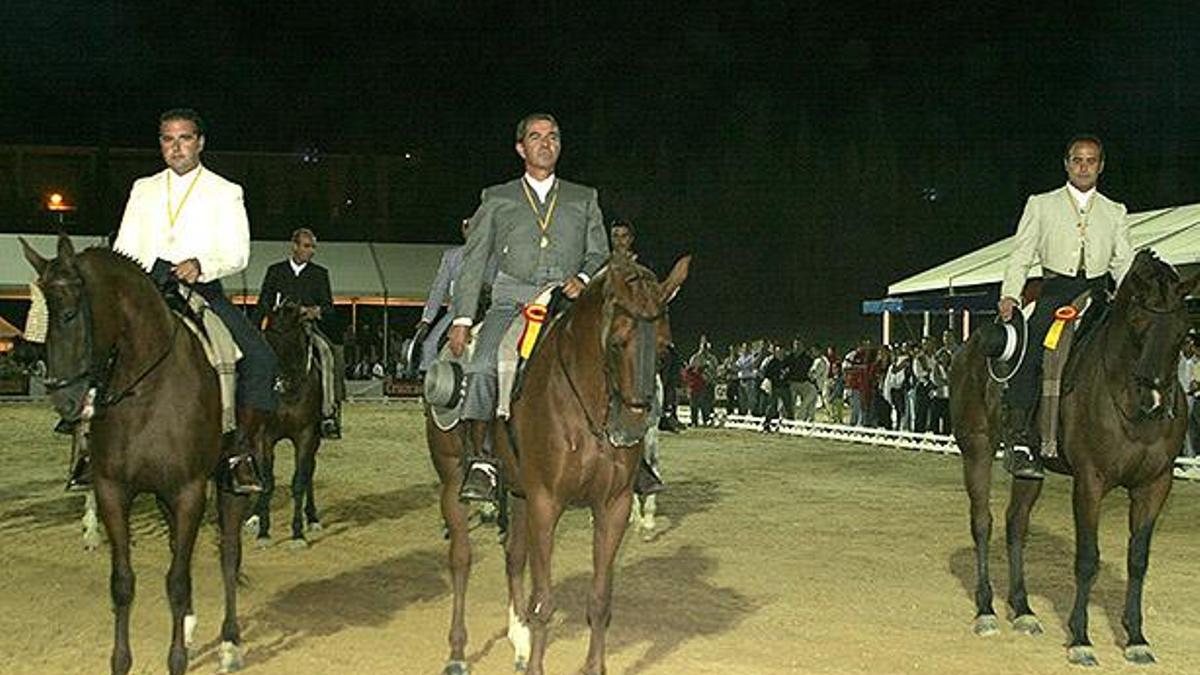 Arcos (Izq.) y Olivera (centro) con las medallas conseguidas en Castro del Río.