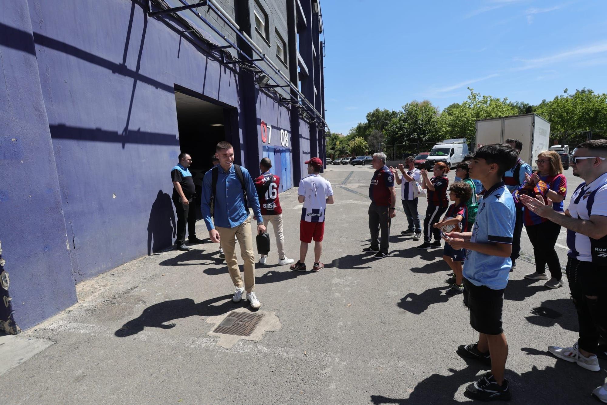 Algunos aficionados desean suerte al Levante UD antes de viajar a Buegos