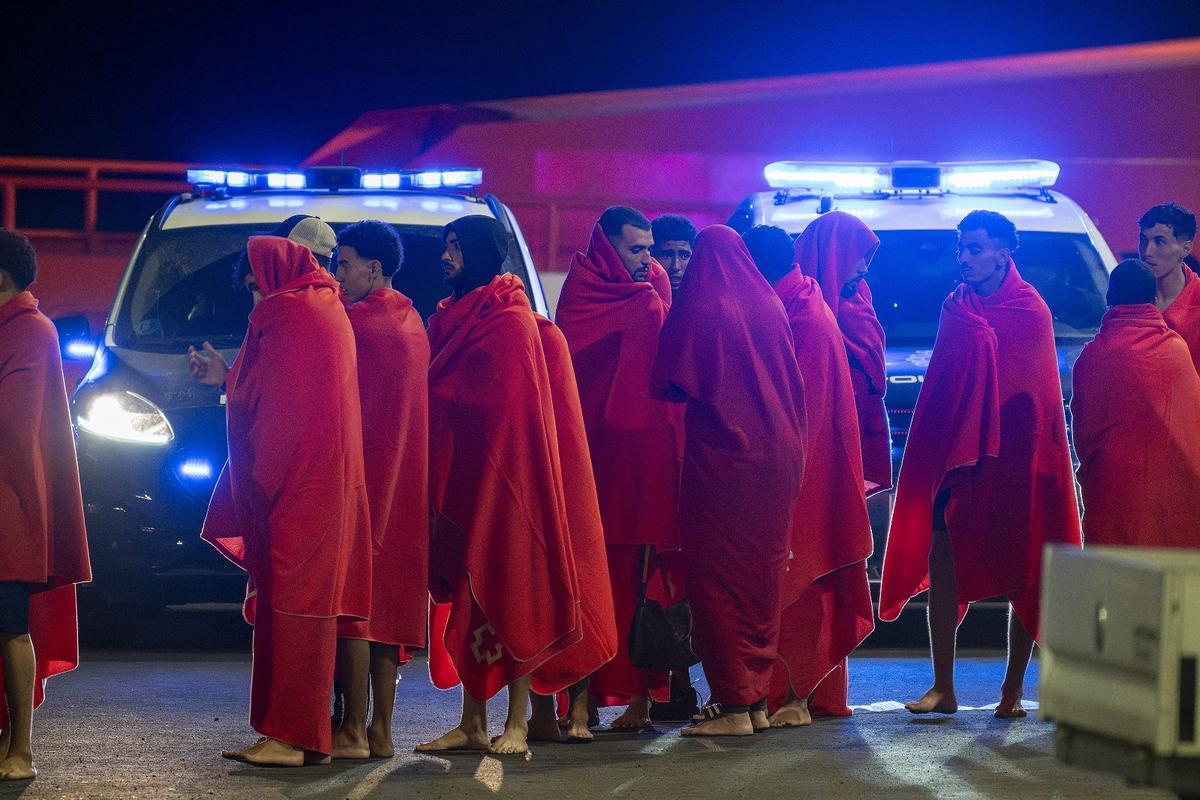 Varios de los migrantes rescatados esta madrugada cerca de Canarias.