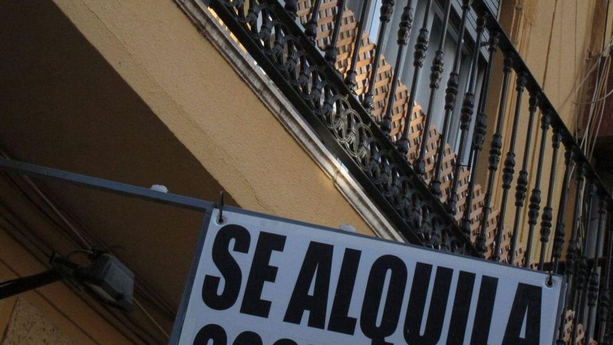 Cartel de «Se aquila» en una vivienda.