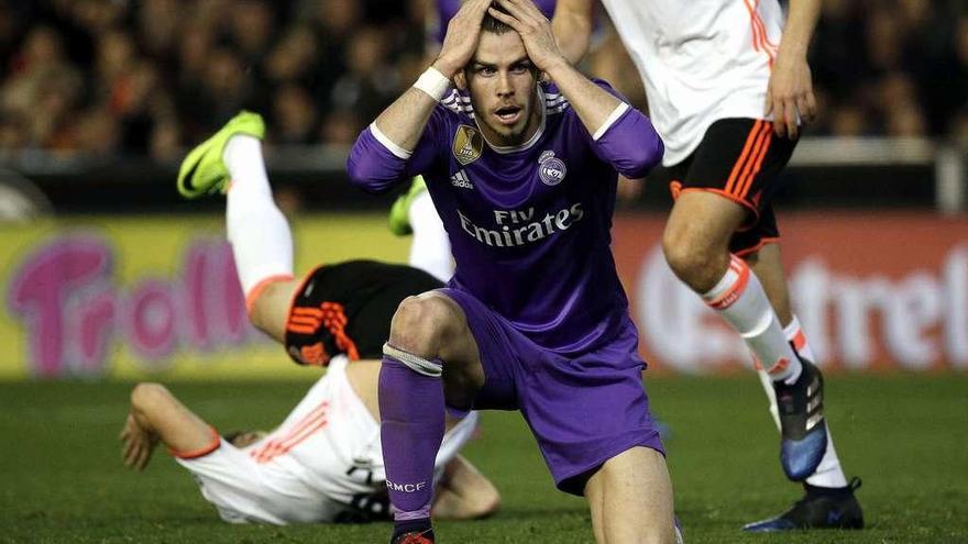 Gareth Bale se echa las manos a la cabeza tras una de las muchas ocasiones desperdiciadas en Mestalla.