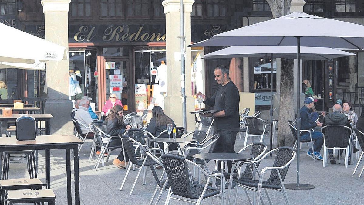 Un camarero recogido una terraza de la Plaza Mayor.