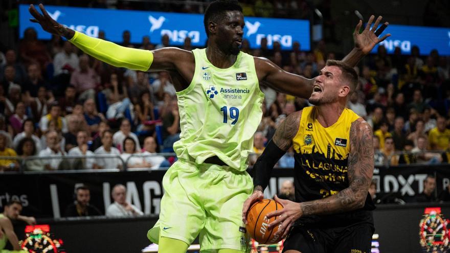 Fran Guerra encara a Fall en el Canarias-Barça de la primera vuelta. | ANDRÉS GUTIÉRREZ