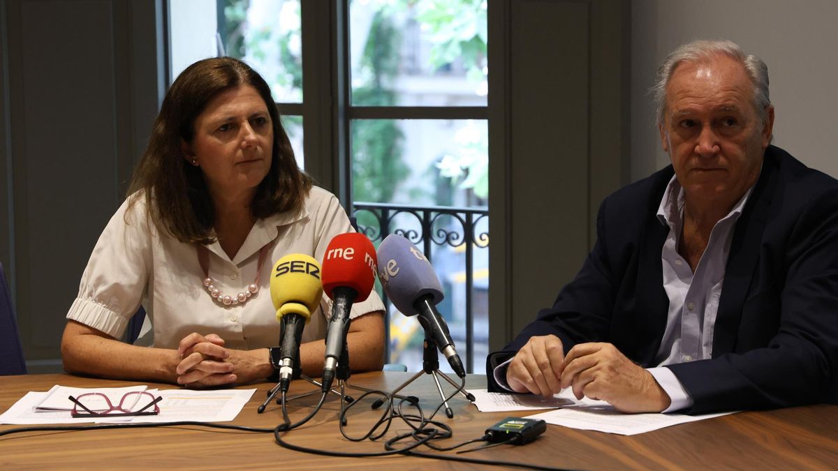 El decano del Colegio de Abogados de Baleares, Martín Aleñar Feliu, y la vicedecana de la corporación, Carmen López González, en rueda de prensa