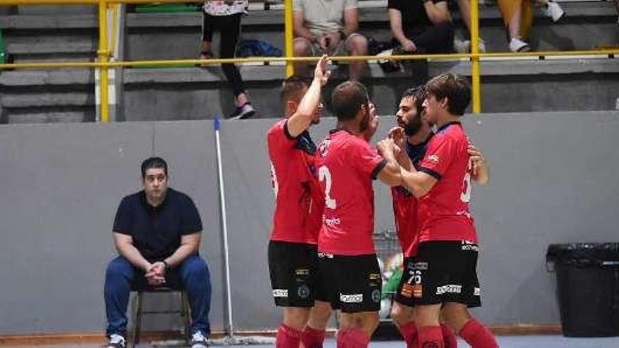 Los jugadores del Sala Ourense celebran uno de los goles. // FdV