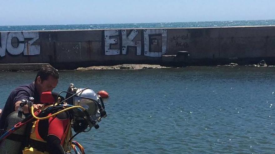 Una de las inmersiones, ayer, en el muelle.