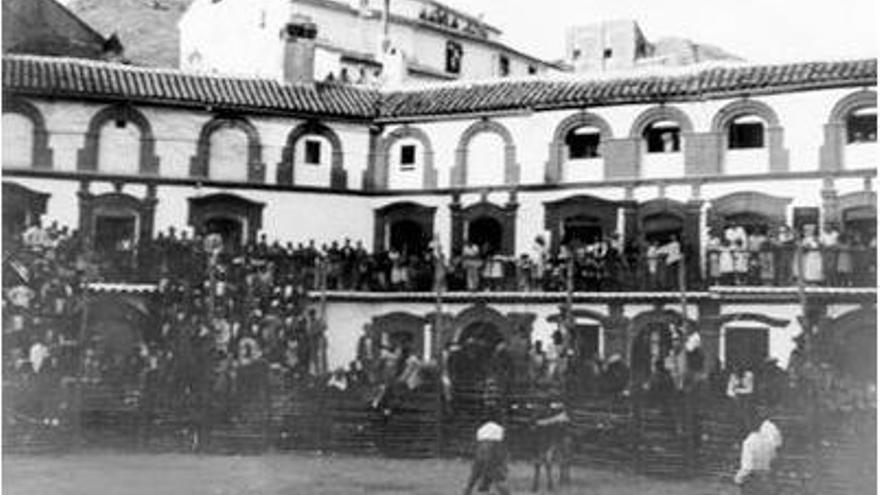 Foto de archivo de una capea celebrada en la plaza Ochavada de Archidona.