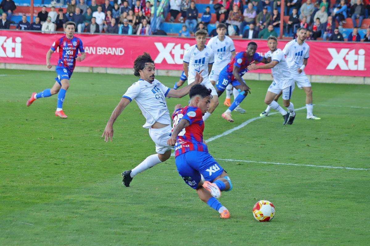 El azulgrana Jaime se dispone a dar un centro en el partido Yeclano-Extremadura