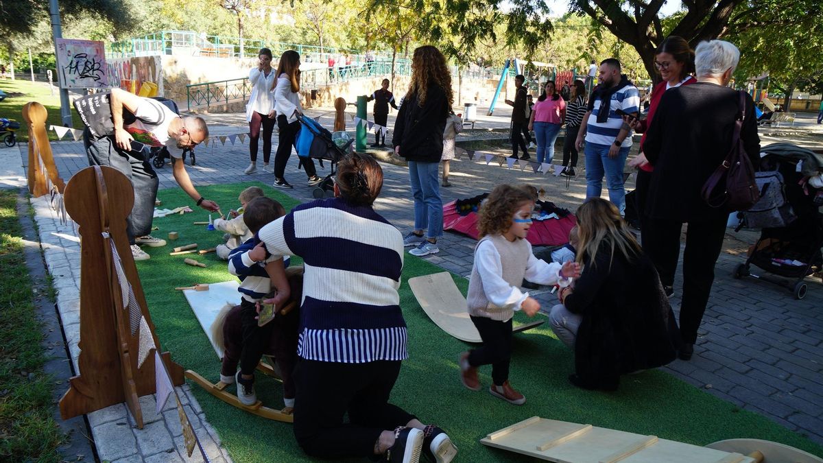 Unas familias, este domingo, juegan en el parque de la Granja.