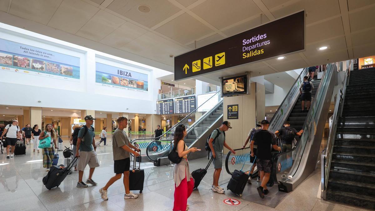 Pasajeros en la terminal de Ibiza este mes de julio.