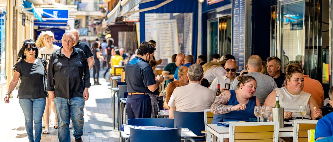 Clientes en un establecimiento hostelero de Benidorm.