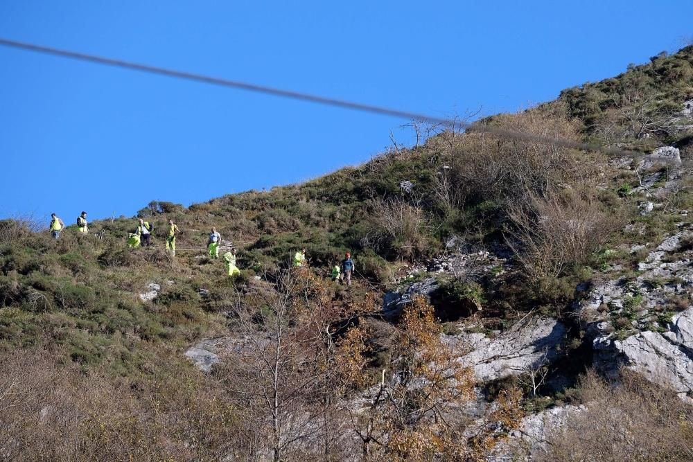 Técnicos del ADIF en labores en Pajares ante el riesgo de derrumbe sobre las vías