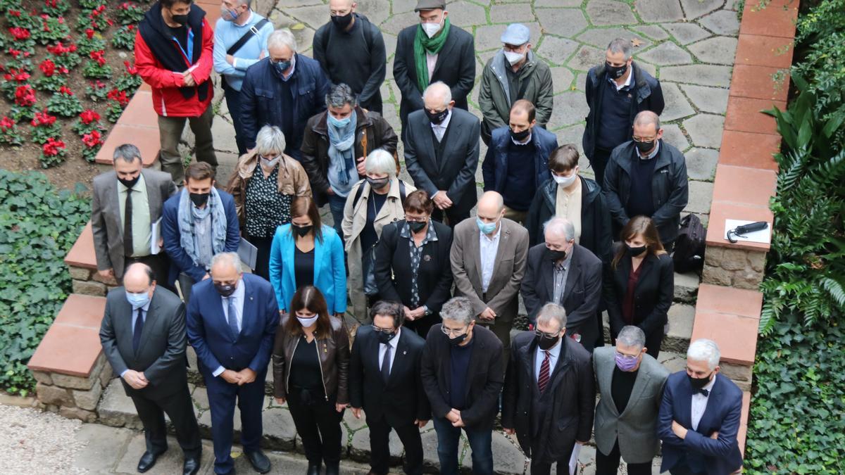 Foto de familia de los firmantes del acuerdo para rehabilitar Can Ricart y crear el Campus de les Arts.