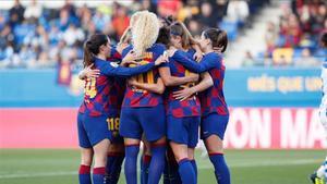 Las jugadoras del Barça celebran un gol ante el Sporting de Huelva