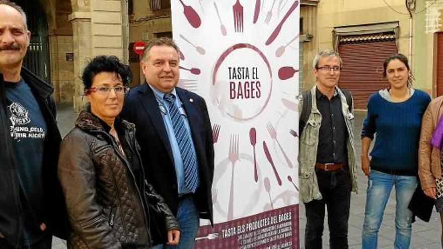 Presentació de &quot;Tasta el Bages&quot;, ahir, a la plaça Major. D&#039;esquerra a dreta, el comissionat Adam Majó; l&#039;elaboradora Mercè Aloy; Llorenç Juanola (ExpoBages); Xavier Olivé (Proper); la dissenyadora del cartell de la iniciativa, Elena Sixto; i la regidora de Comerç, Mireia Estefanell