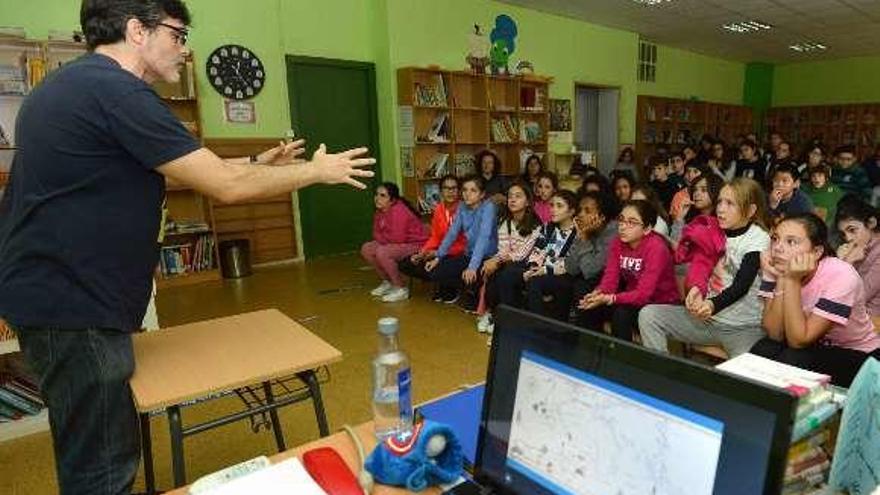 Alumnos del CEIP Barcelos asisten a una charla sobre ciencia y superhéroes y a una chocolatada. // G.S.