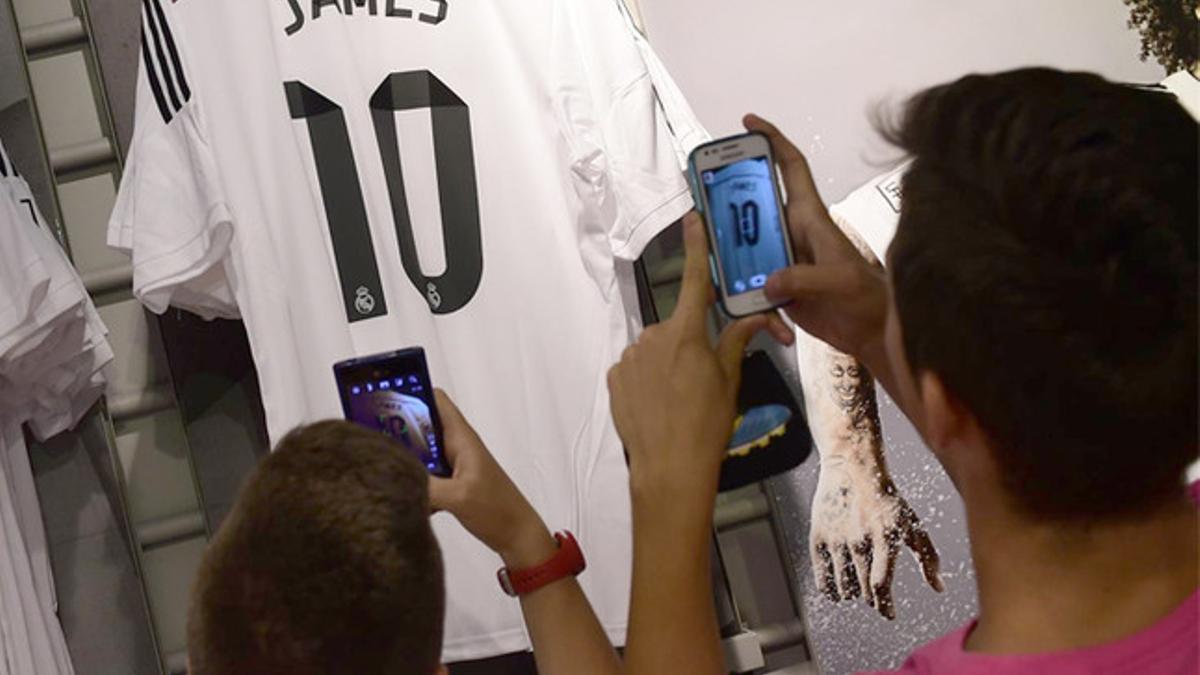 La camiseta de James ya es un éxito de vendas