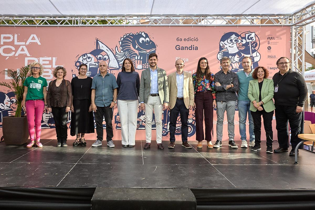 Representantes municipales con miembros de la organización