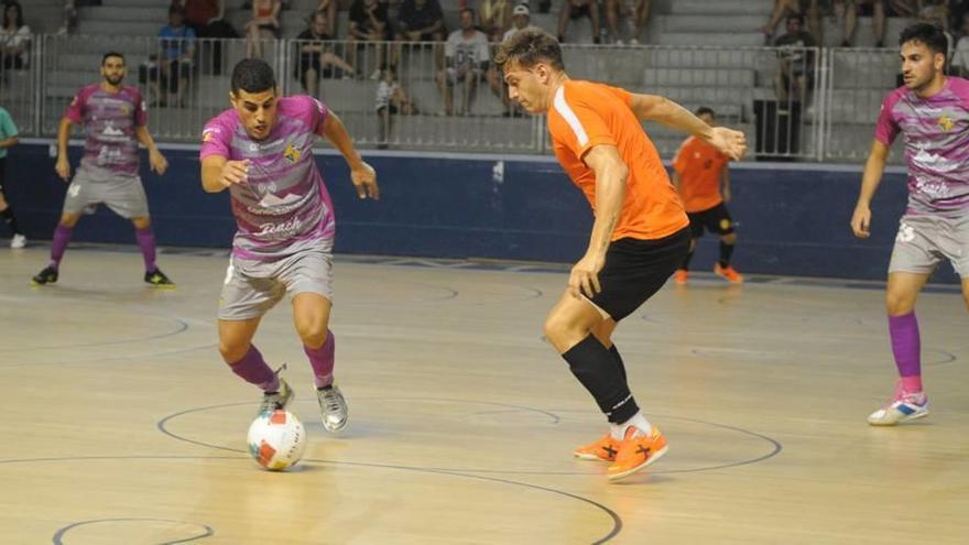 Catela, autor de penalti del 1-2, controla el balón en el partido de ayer.