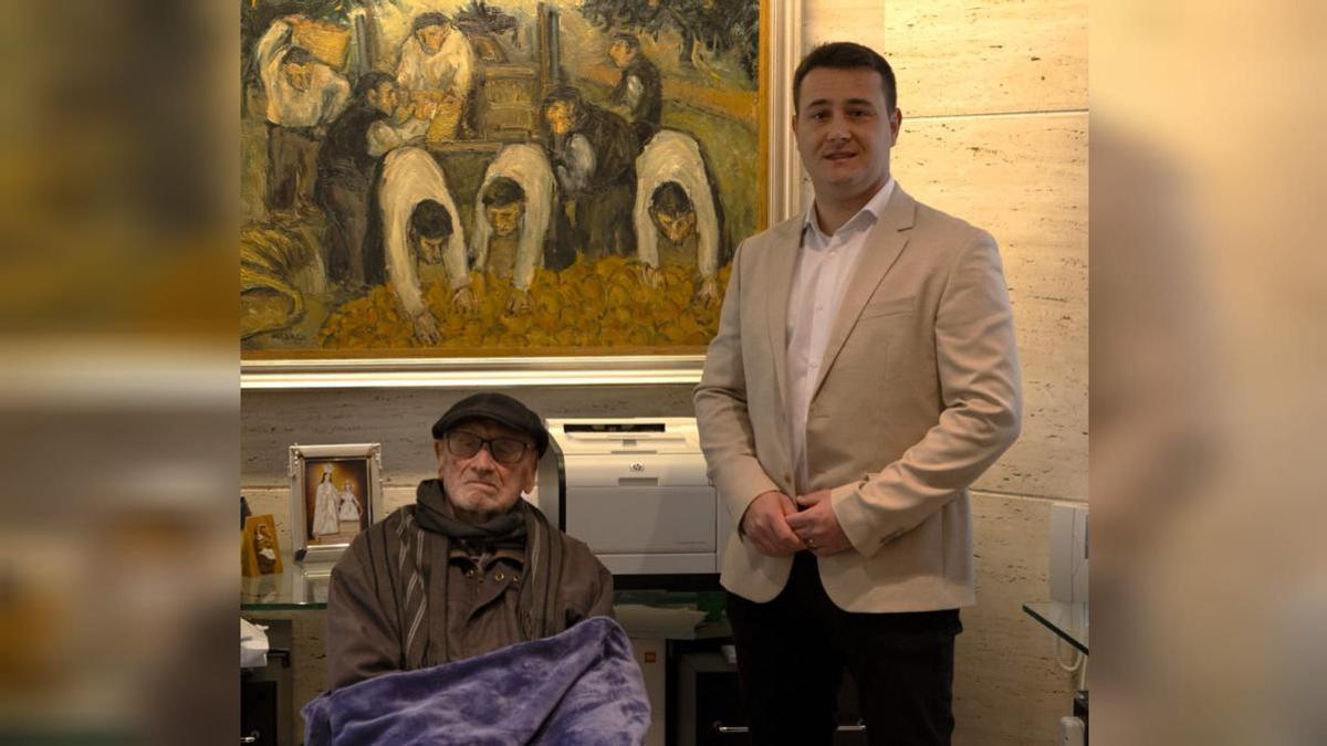 El alcalde de les Alqueries, Antonio Gil (PP), junto al artista local Antonio Marco, en una foto de archivo.